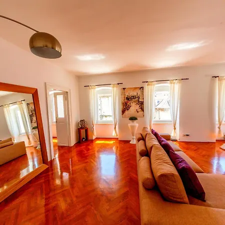 Luxe Collection @ Centre Old Town Apartment