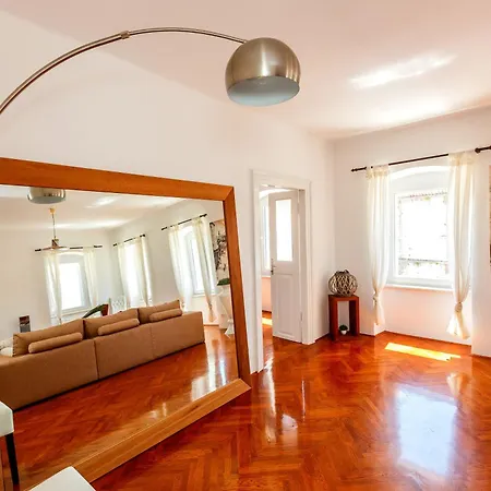Luxe Collection @ Centre Old Town Apartment